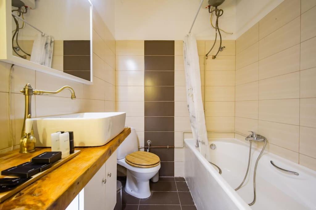 Emporikon Apartment Steps From Historic Center Atenas Exterior foto