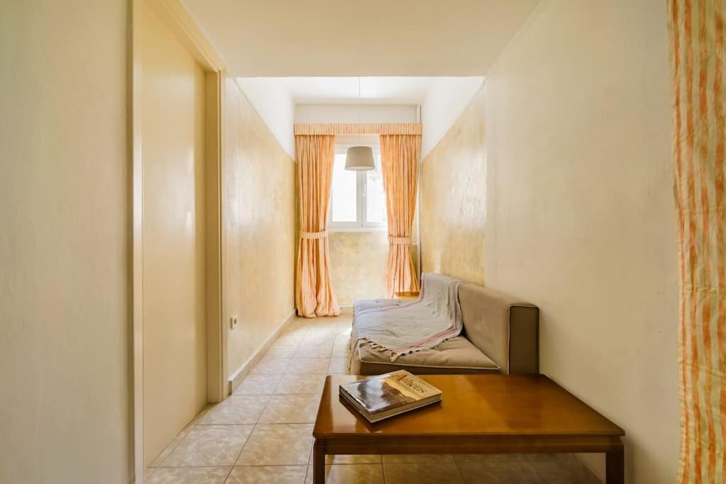 Emporikon Apartment Steps From Historic Center Atenas Exterior foto
