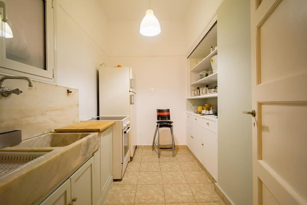Emporikon Apartment Steps From Historic Center Atenas Exterior foto