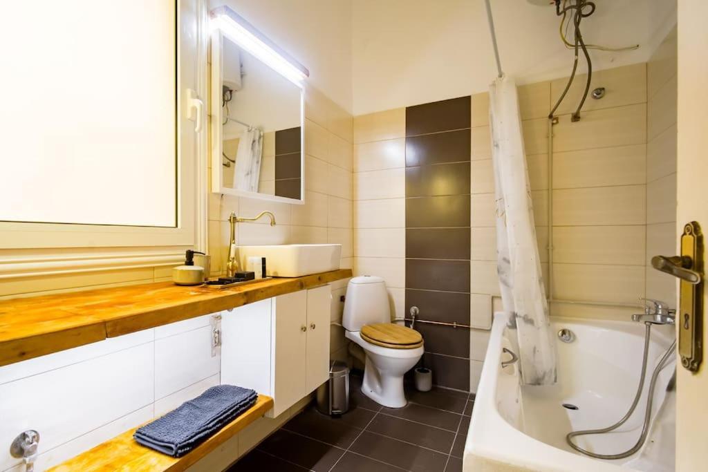 Emporikon Apartment Steps From Historic Center Atenas Exterior foto