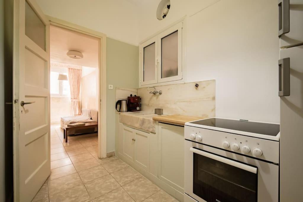 Emporikon Apartment Steps From Historic Center Atenas Exterior foto
